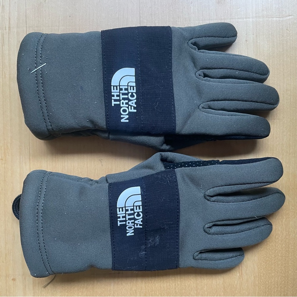 The North Face kids Gloves in Dark Sage Small